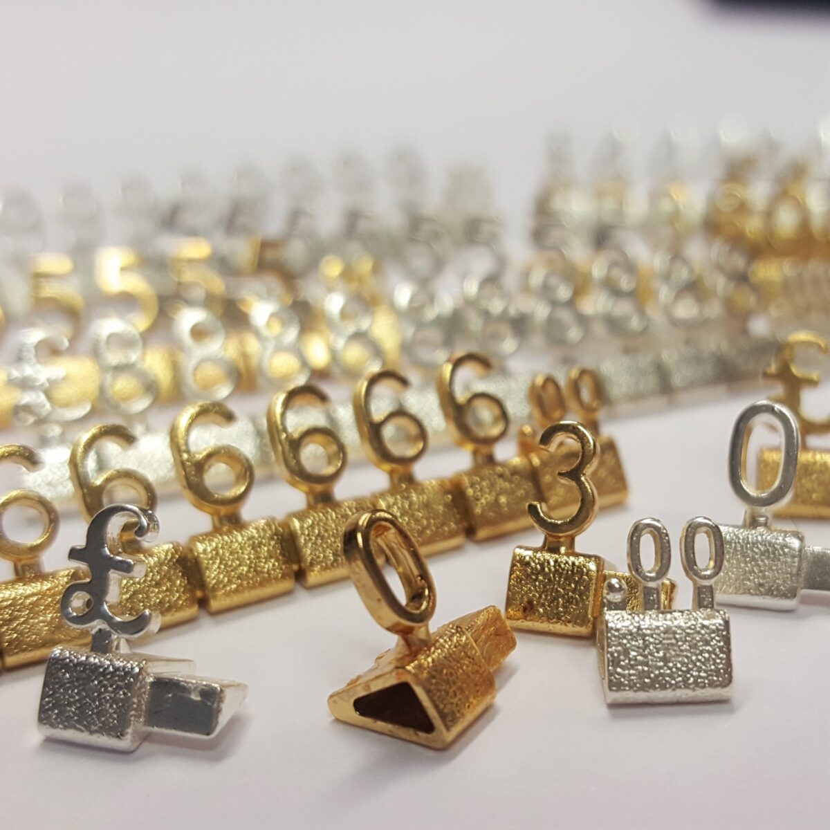 Metallic 3D price tag cubes for jewellery in gold and silver